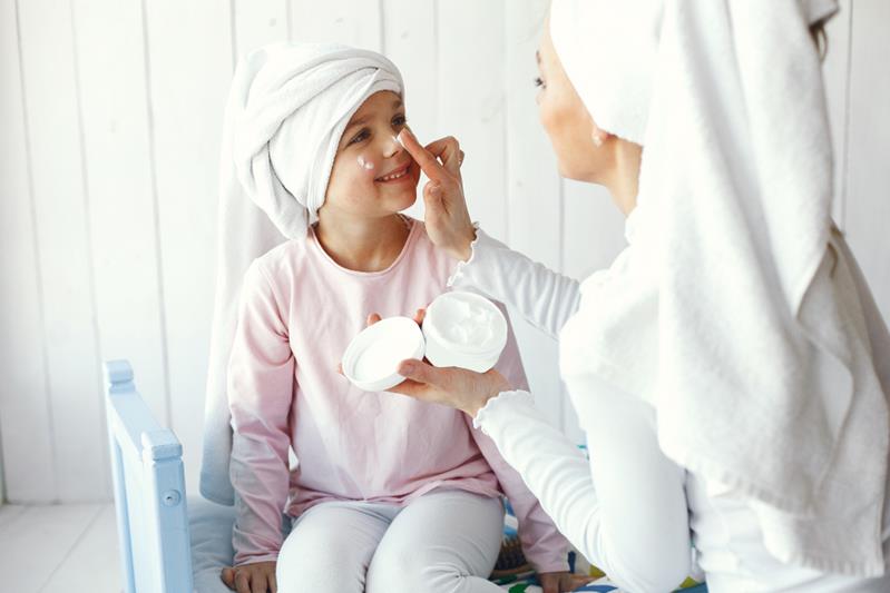 mom playing with cosmetics with her daughter