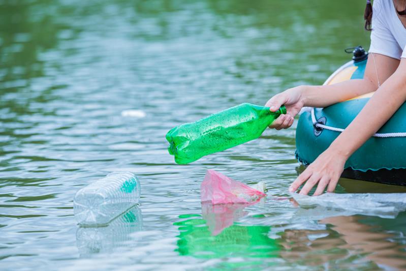 youth collect garbage in the river