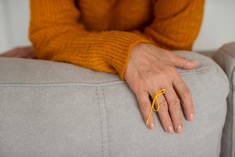 woman wearing a string on finger for reminder