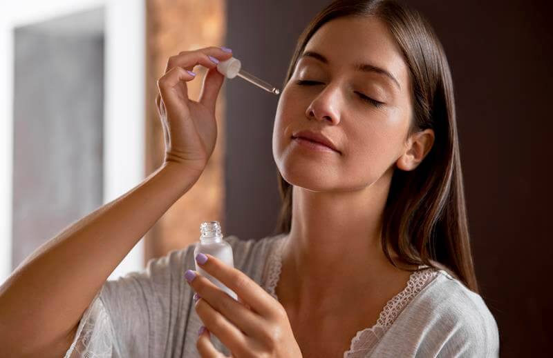 How to apply face serum